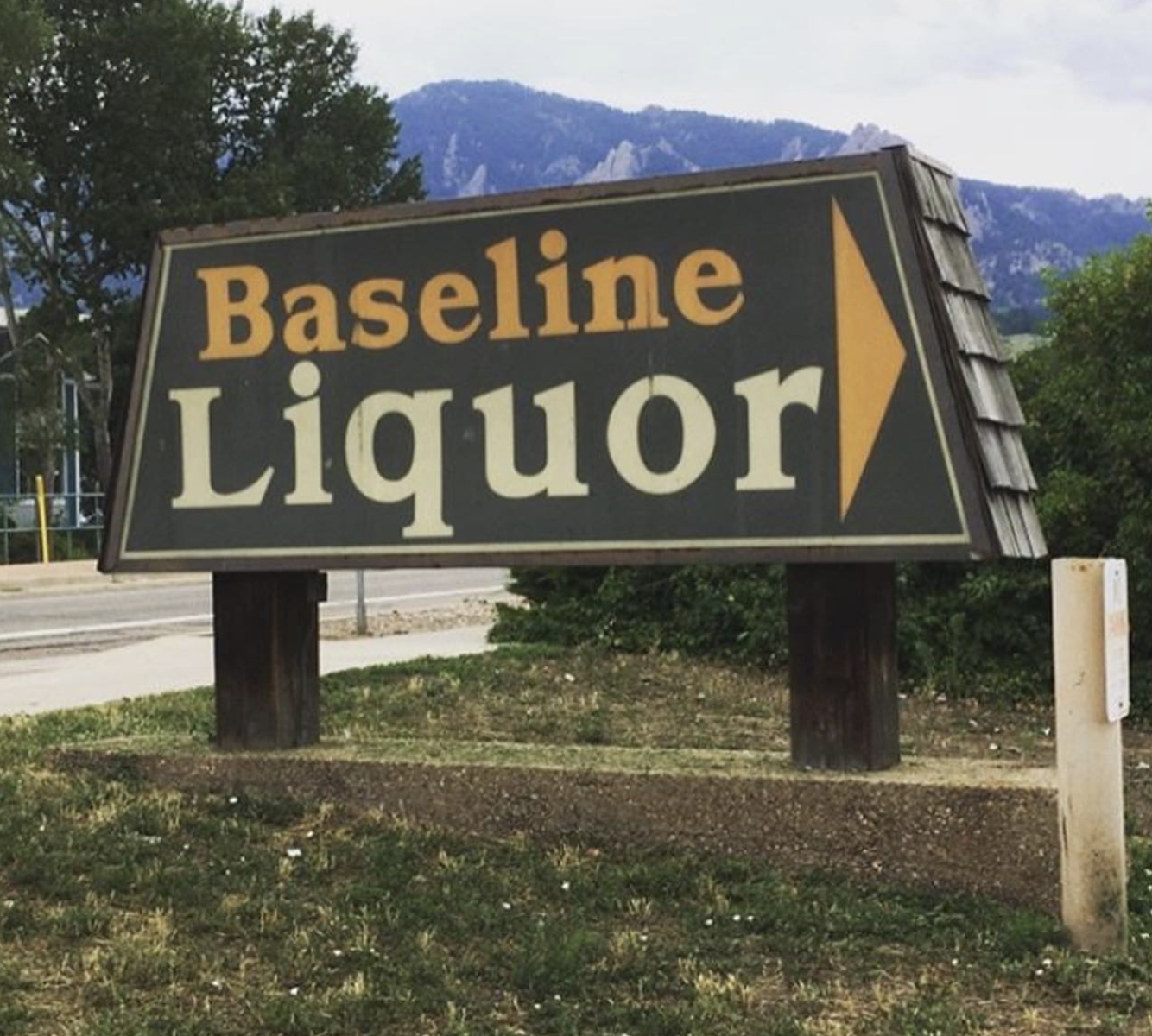 Baseline Liquor sign with the Flatirons behind